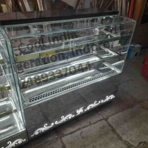 It is an SS display counter with acrylic design for displaying sweets, cakes, and desserts in cafes, bakeries, and hotels.